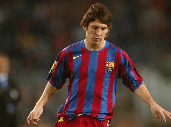 Con qué camiseta debutó Messi en el Barça-1-
